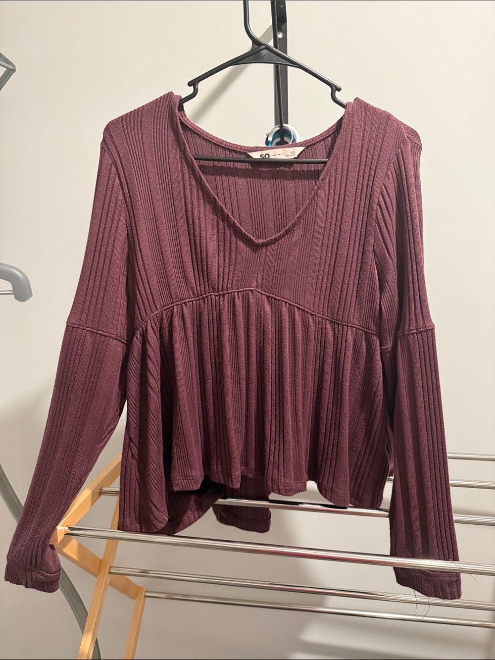 SO Peplum Ribbed V-Neck Long-Sleeve Top in Wine